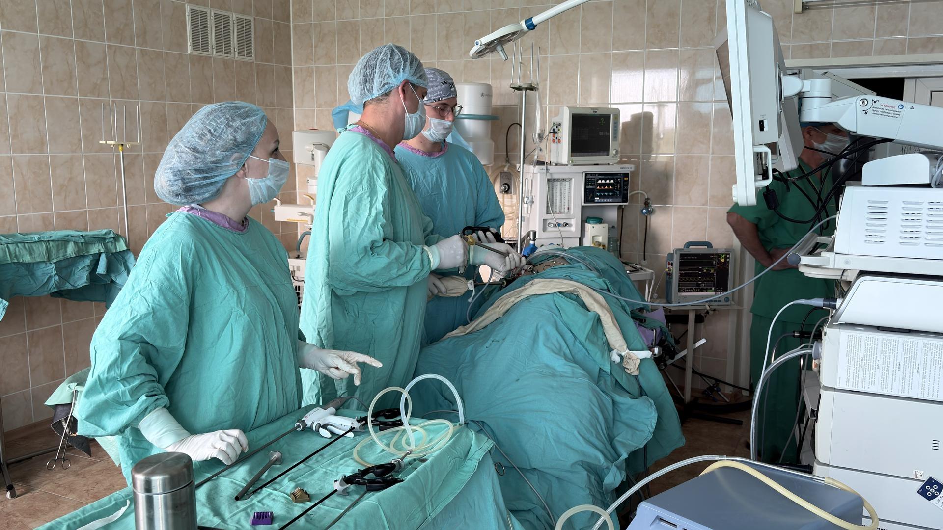 Врачи-урологи Коломенской больницы освоили новую технологию — лапароскопическую нефрэктомию, позволяющую эффективно удалять почки при наличии опухолей