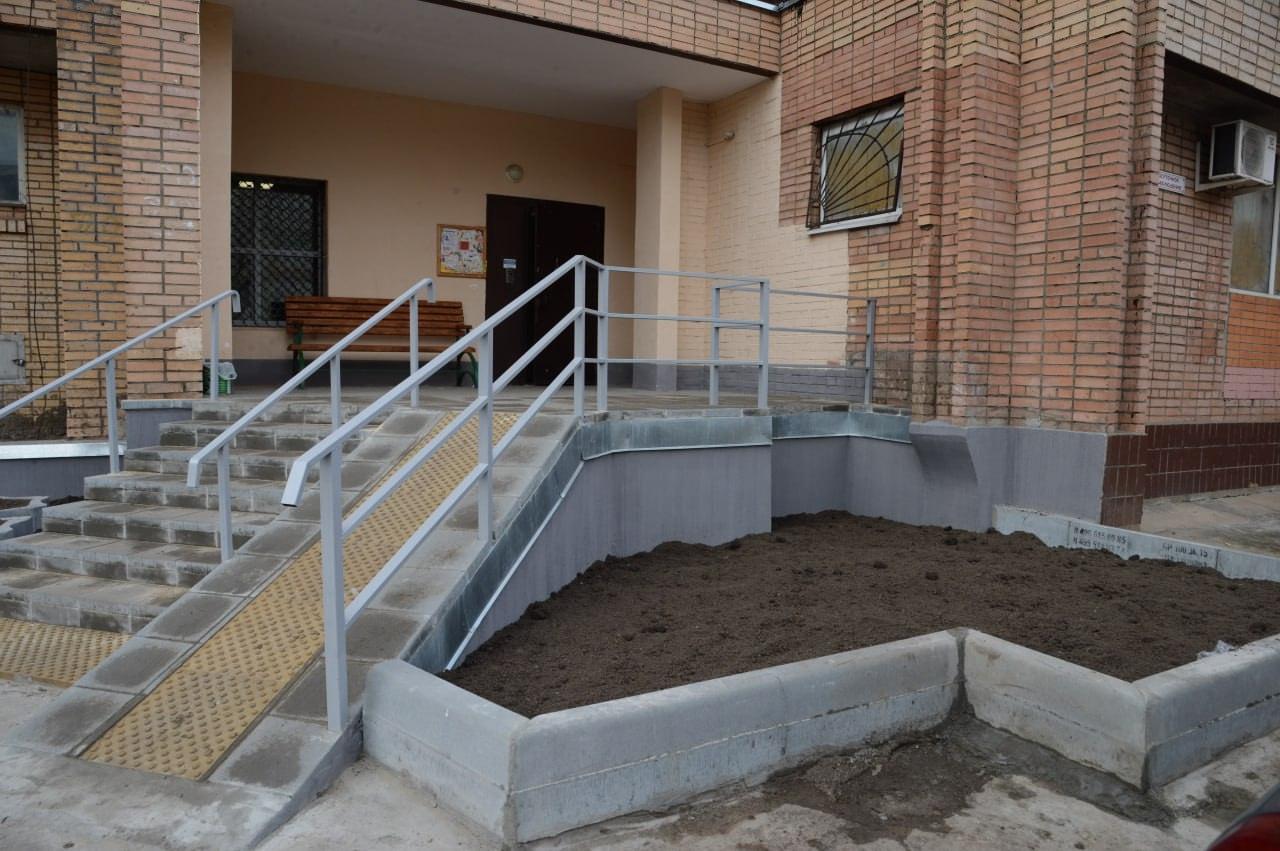Новый удобный пандус построила в доме родителей бойца СВО управляющая компания из Коломны