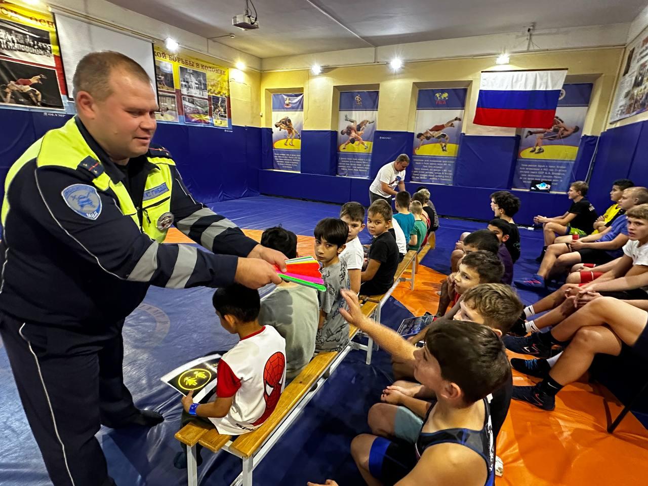 Воспитанникам спортивной секции напомнили о Правилах дорожного движения