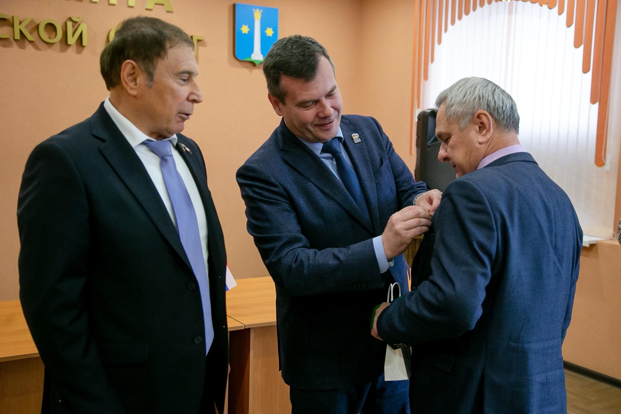 Глава Коломны Александр Гречищев вручили работниками сферы ЖКХ почетные грамоты и юбилейные медали