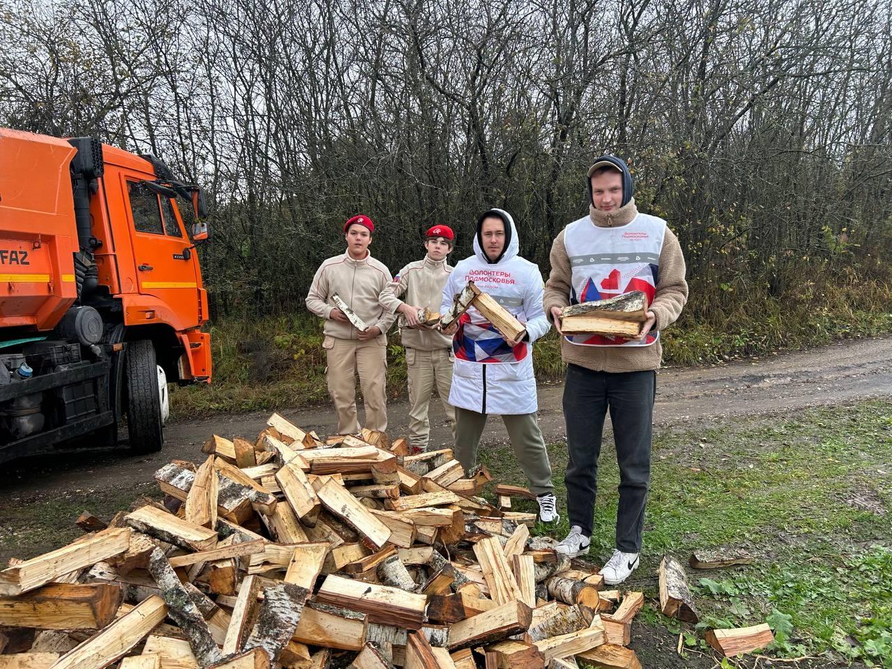 Жене коломенского бойца спецоперации помогли сделать запас топлива на зиму