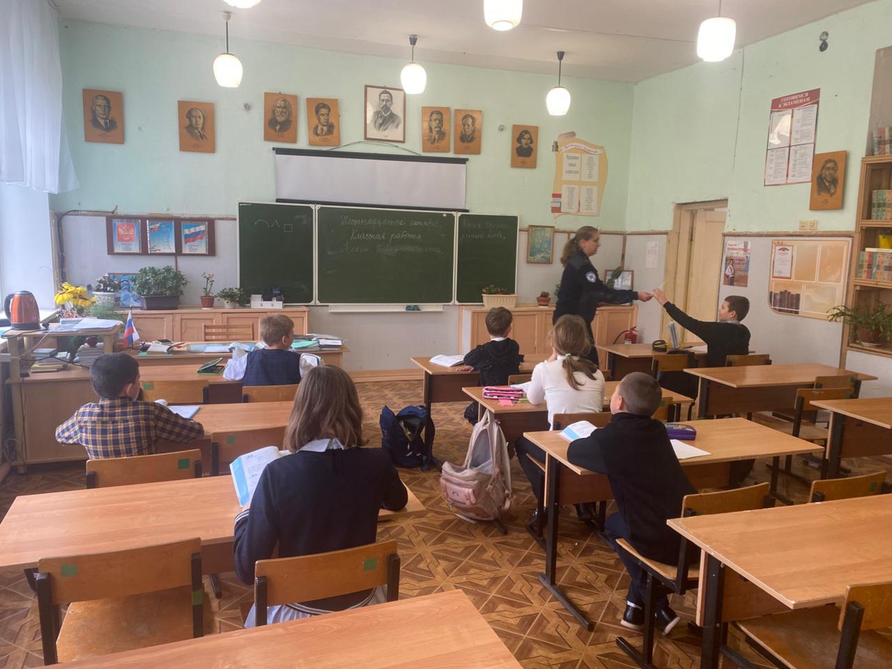 Сотрудники коломенской Госавтоинспекции провели правовой ликбез с учениками Емельяновской школы