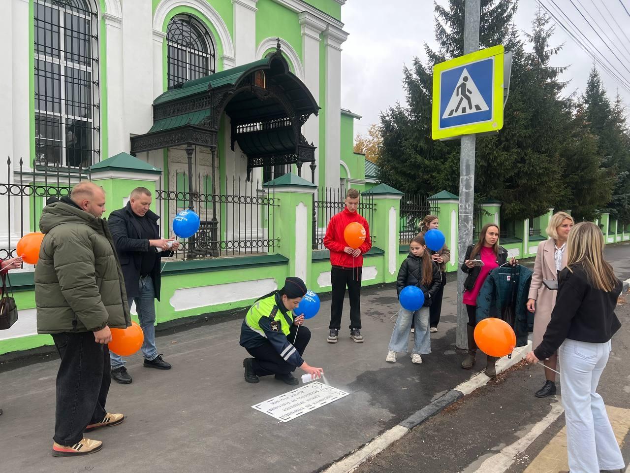 На центральной улице Ленина в Озёрах возле нерегулируемых пешеходных переходов появились предупреждающие надписи