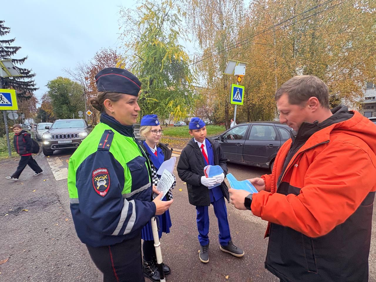 Госавтоинспекторы Коломны вместе с отрядом ЮИД в День отца напомнили водителям о безопасности