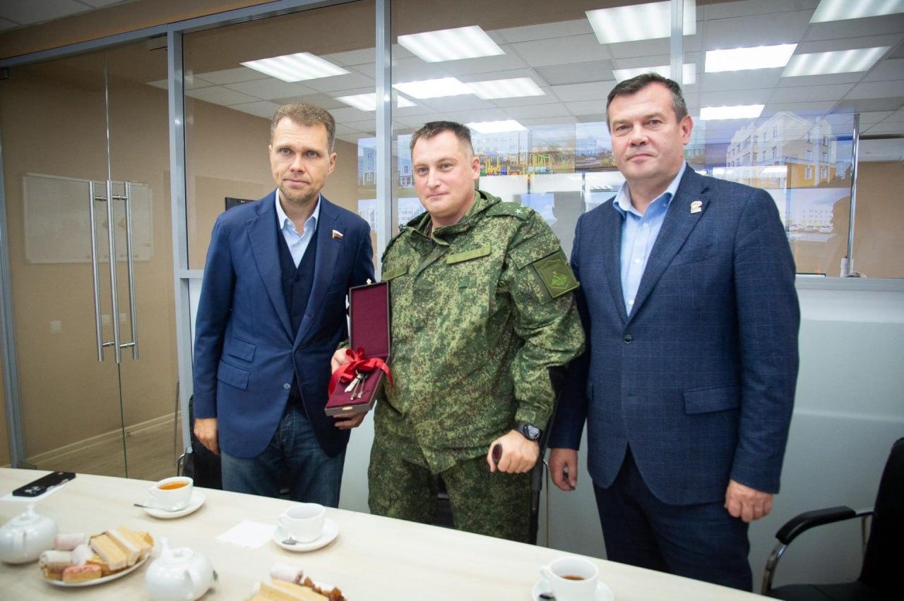 Глава Коломны и депутат Госдумы вручили ключи от квартиры ветерану СВО
