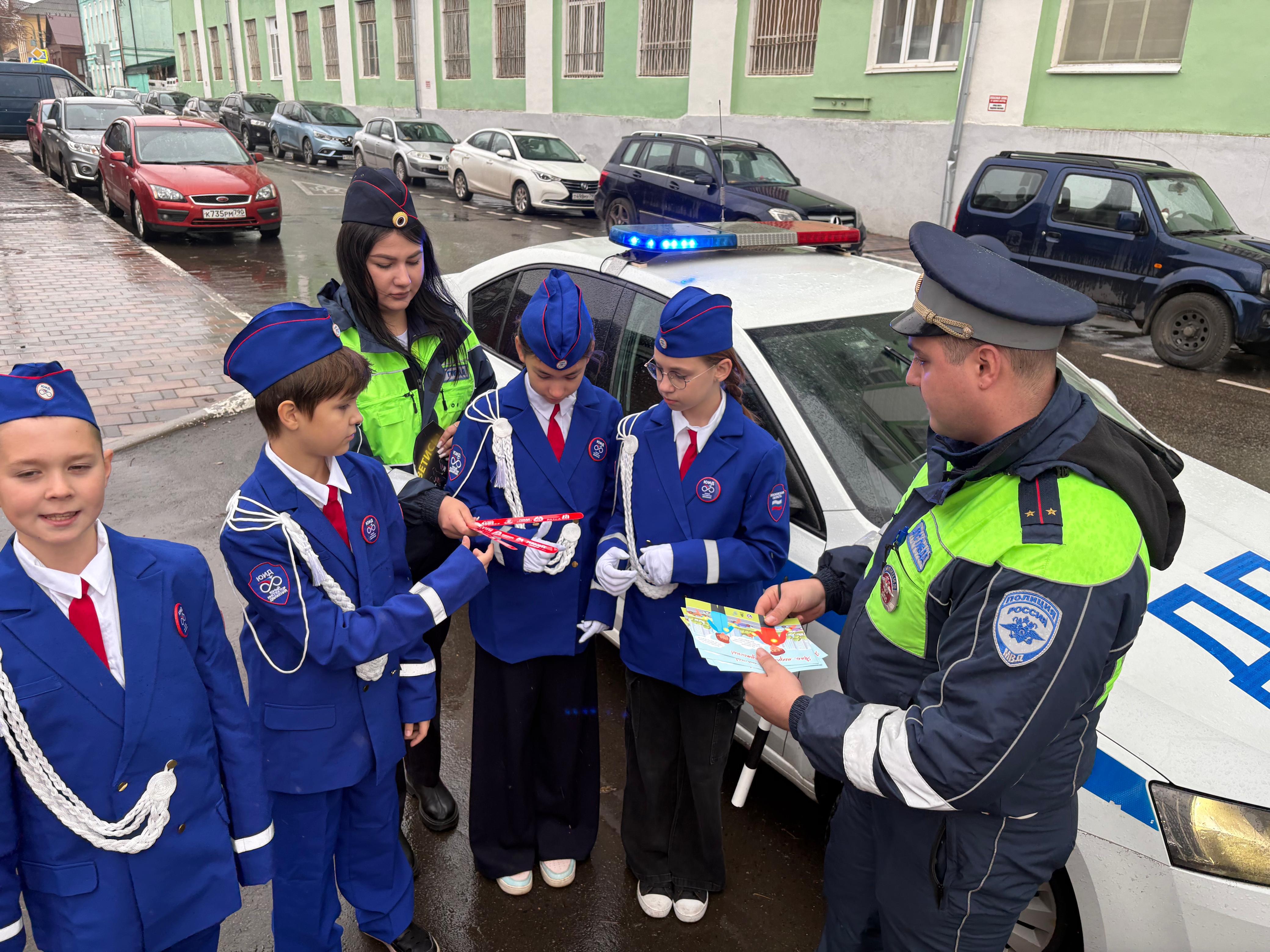 Служебный автомобиль Госавтоинспекции и специальные устройства увидели ребята из отряда ЮИД коломенской школы