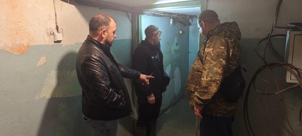 По просьбе жителей управляющая компания обработала подъезд от комаров