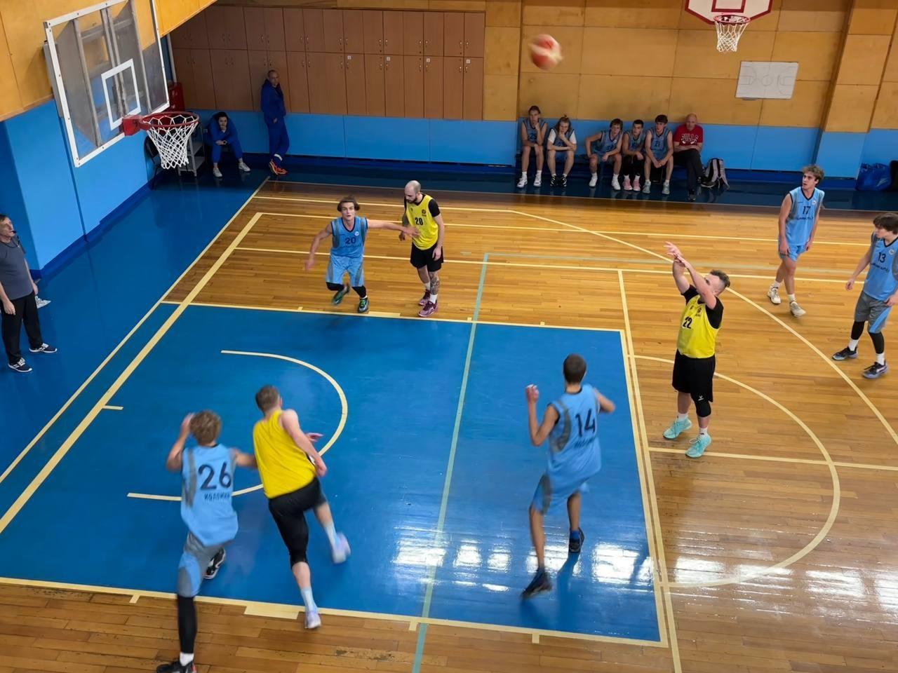 В первой игре чемпионата Городского округа Коломна по баскетболу победила команда КБМ