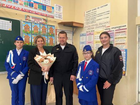Сотрудники ГИБДД и юные инспекторы движения поздравили с Днем учителя педагога школы № 3