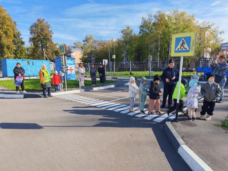 Автоинспекторы и педагоги провели урок дорожной безопасности для дошкольников в Коломне