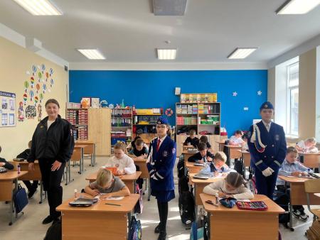 Cотрудники Госавтоинспекции с учащимися начальных классов МБОУ СОШ №3 провели профилактическую беседу по соблюдению правил дорожного движения