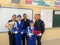 В знак уважения и благодарности»: Госавтоинспекция и ЮИДовцы поздравили ветерана МВД