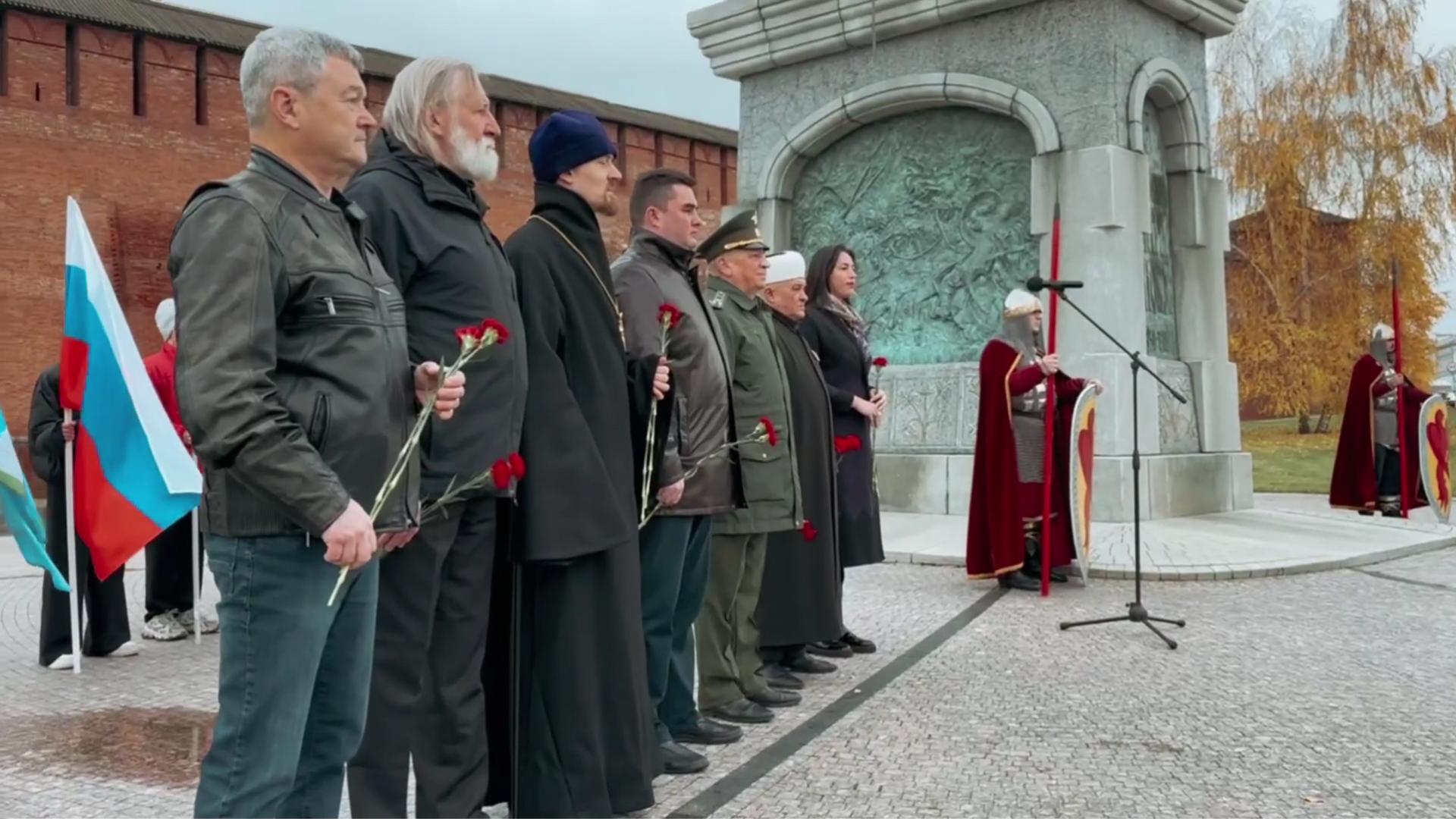 Возле памятника великому князю Дмитрию Донскому прошел торжественный митинг, приуроченный ко Дню народного единства