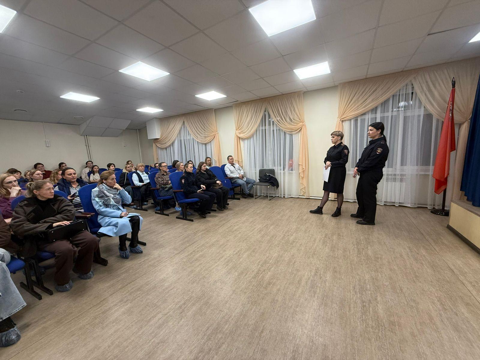 Сотрудники Госавтоинспекции показали родителям подростков видео ДТП с регистраторов