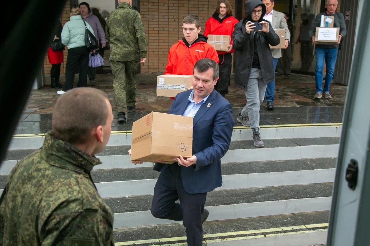 Маскировочные сети, окопные свечи, носки и нательное белье подготовили озерчане для бойцов СВО