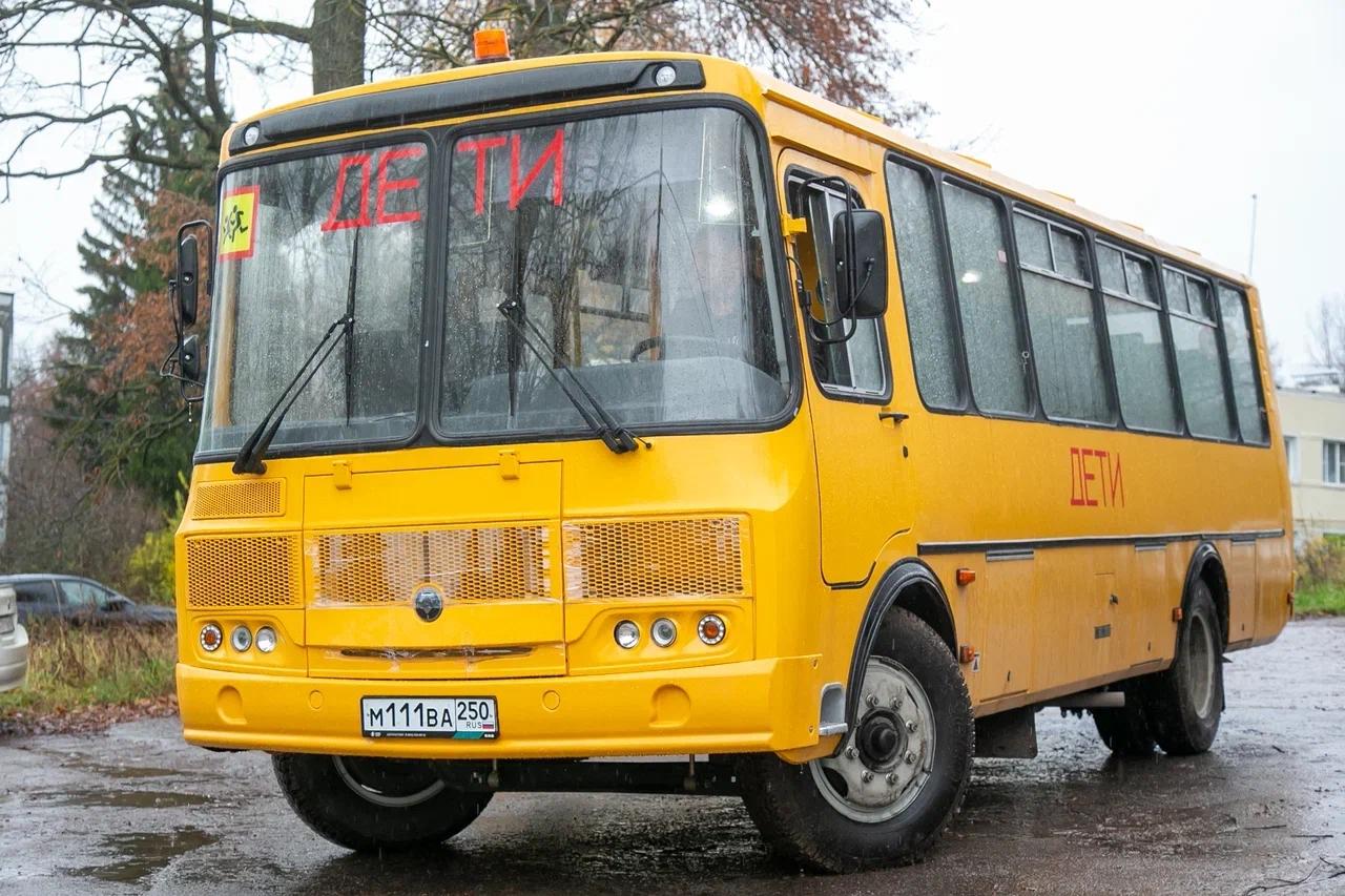 Глава Коломны Александр Гречищев вручили ключи от новенького «ПАЗа» директору Емельяновской школы