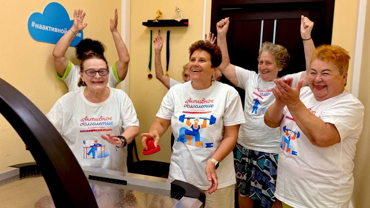 Стол для аэрохоккея и VR-очки приобрели для озёрских участников проекта «Активное долголетие»