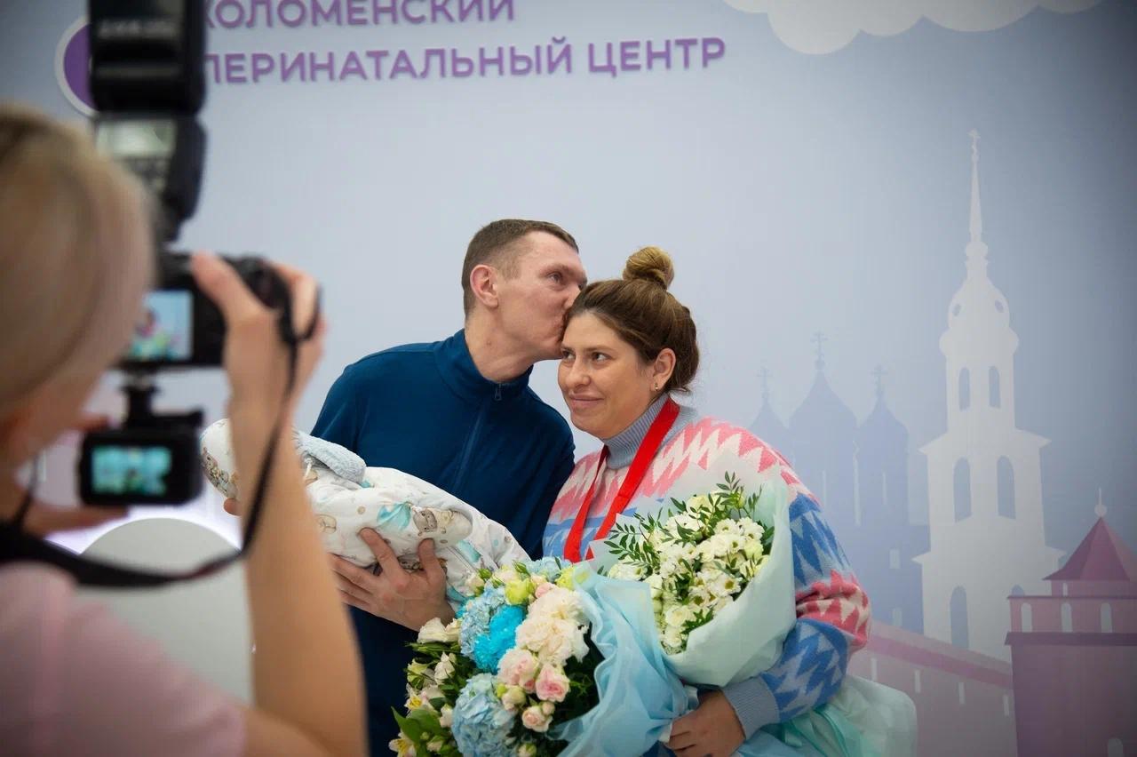 Коломенского бойца СВО Александра Спирина поздравили с рождением сына