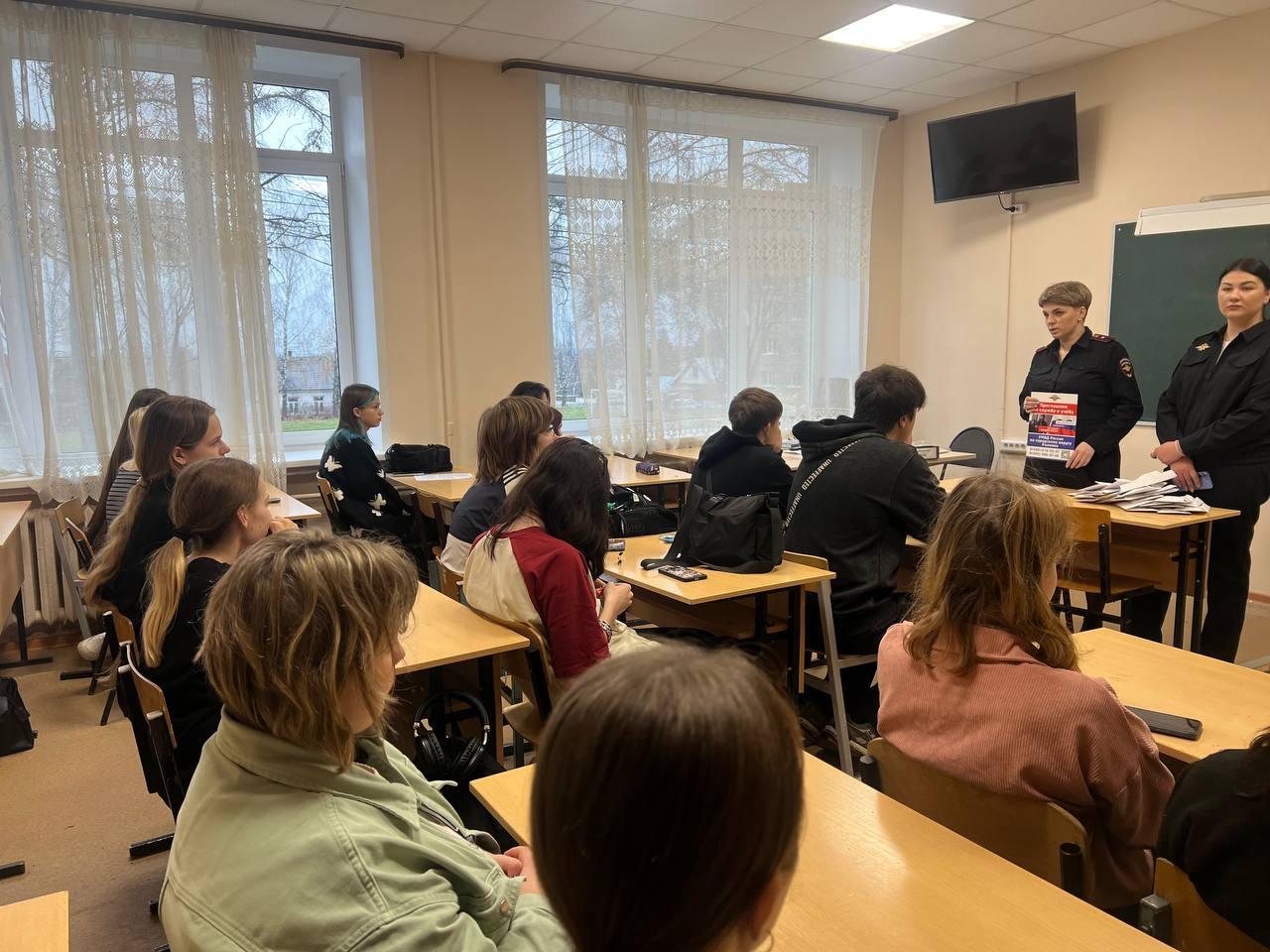 Госавтоинспекторы Коломны встретились со студентами-аграриями в рамках раунда «Засветись»