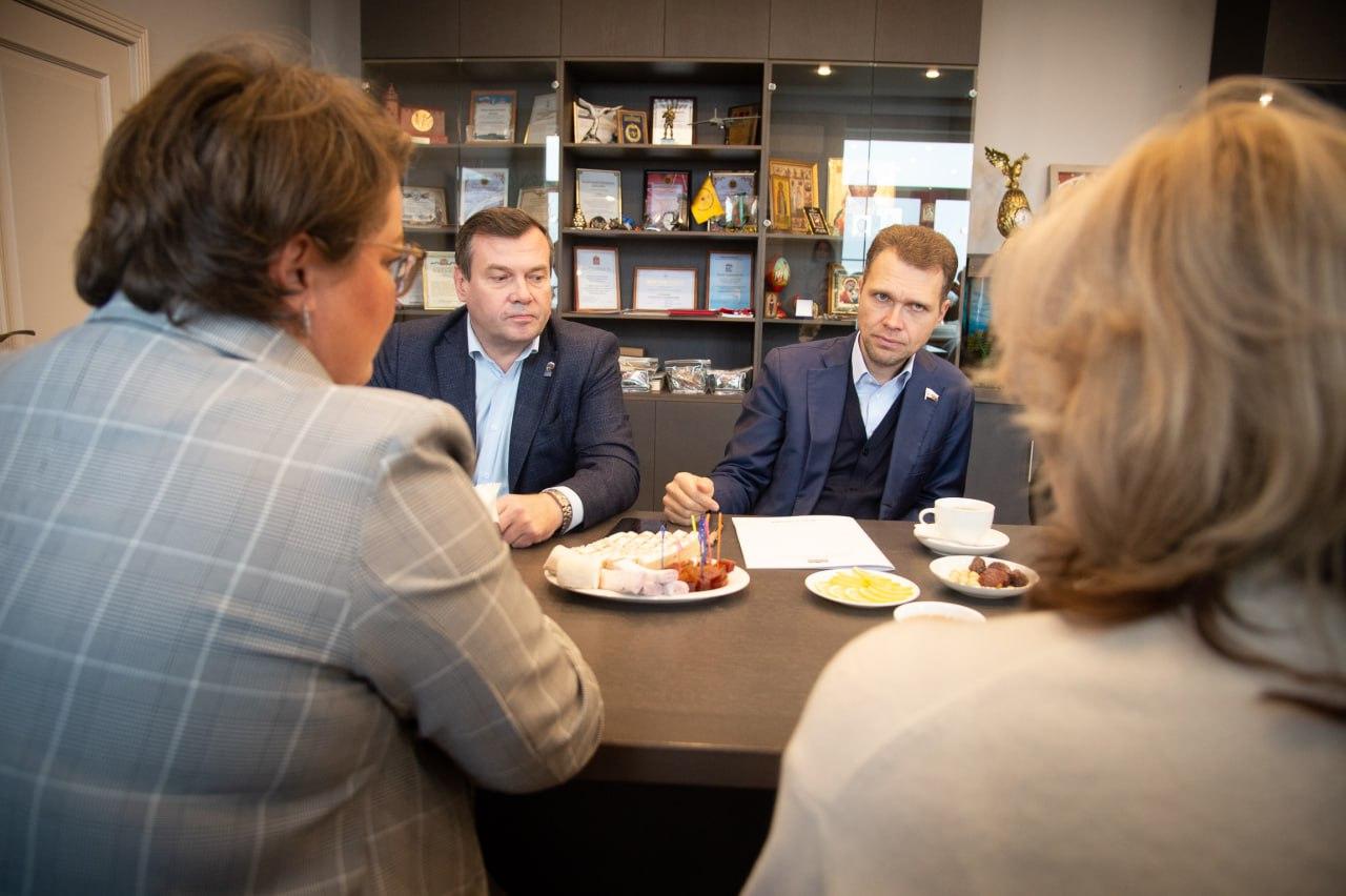 Глава Коломны Александр Гречищев и депутат Госдумы Никита Чаплин встретились с ветераном СВО