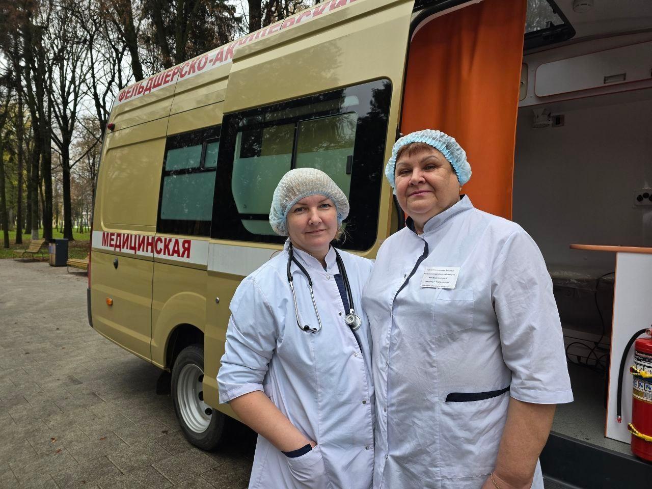 Сотрудники Коломенской больницы предлагали жителям в парке проверить здоровье и пройти вакцинацию от гриппа