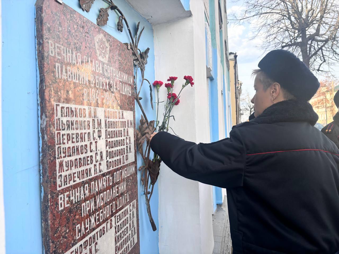 Коломенские полицейские почтили память сотрудников органов внутренних дел, погибших при исполнении служебного долга