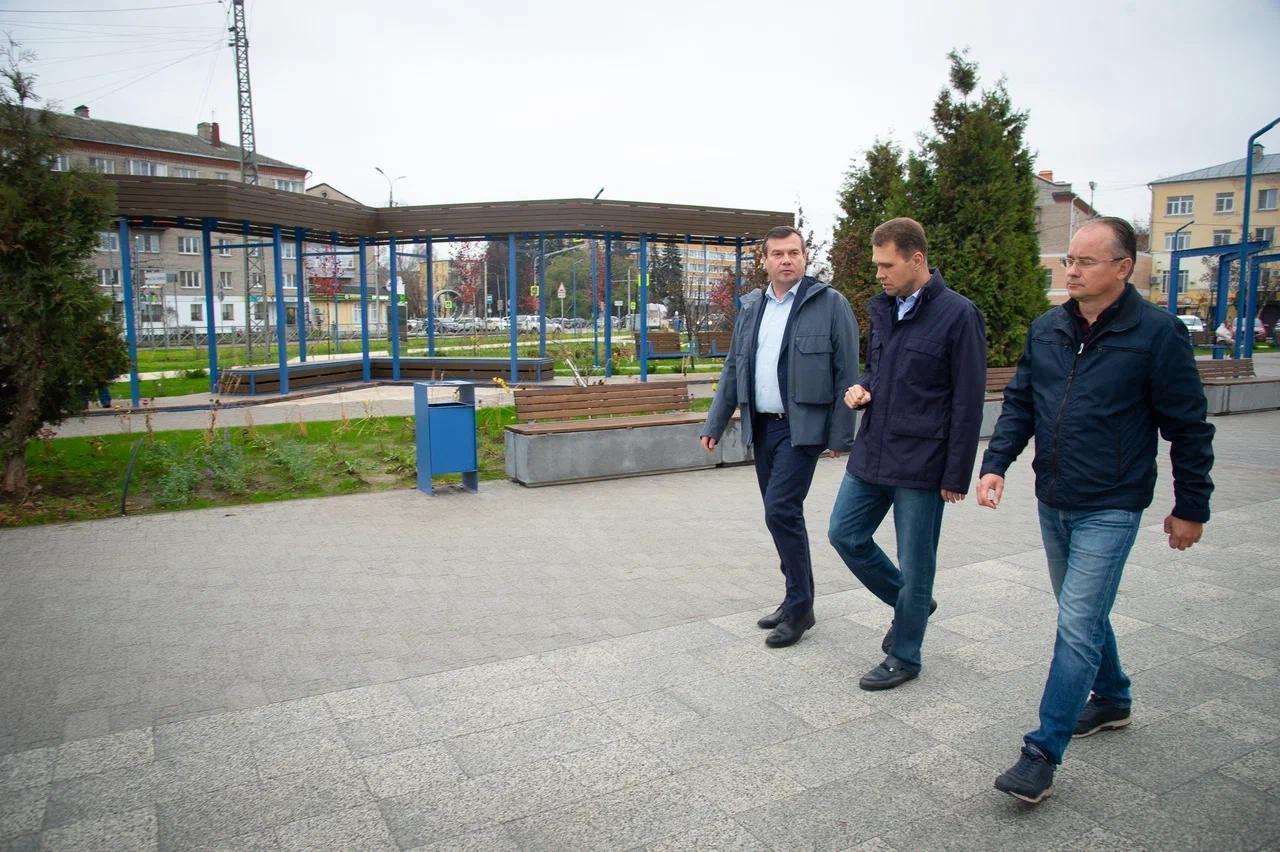 Обновленный сквер у кинотеатра «Горизонт» посетили глава Коломны Александр Гречищев и депутат Госдумы Никита Чаплин