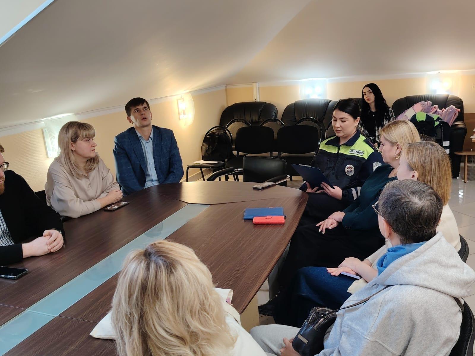 Подопечным семейного центра напомнили о правилах безопасности на дорогах