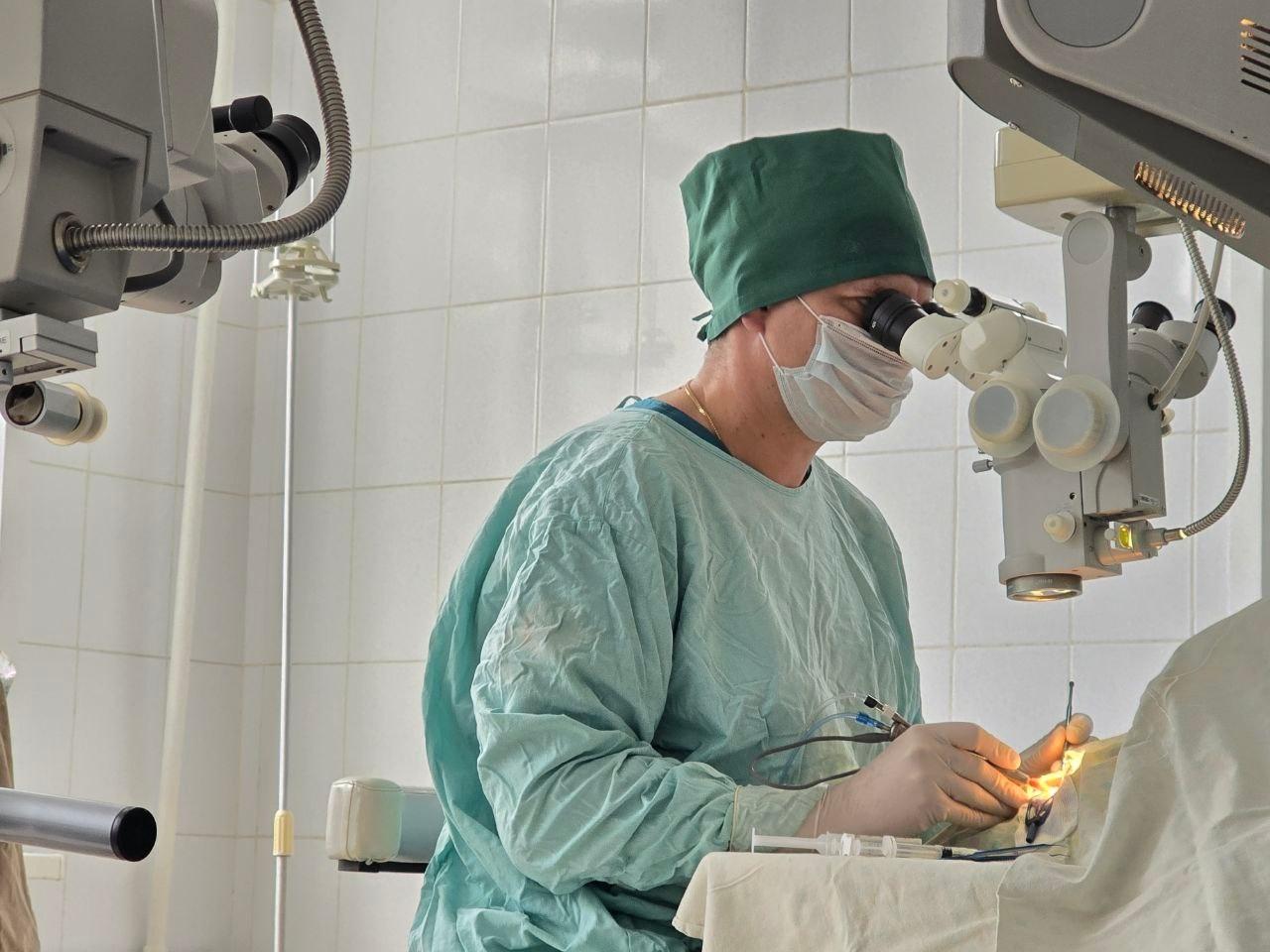 Около 50 операций по замене хрусталика ежемесячно проводят врачи-офтальмологи Коломенской больницы