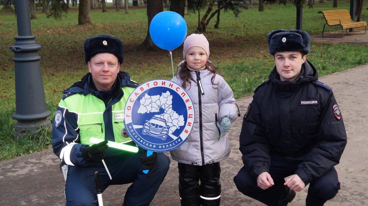 Жителям Коломны в честь всемирного Дня ребенка рассказали о пользе световозвращающих элементов