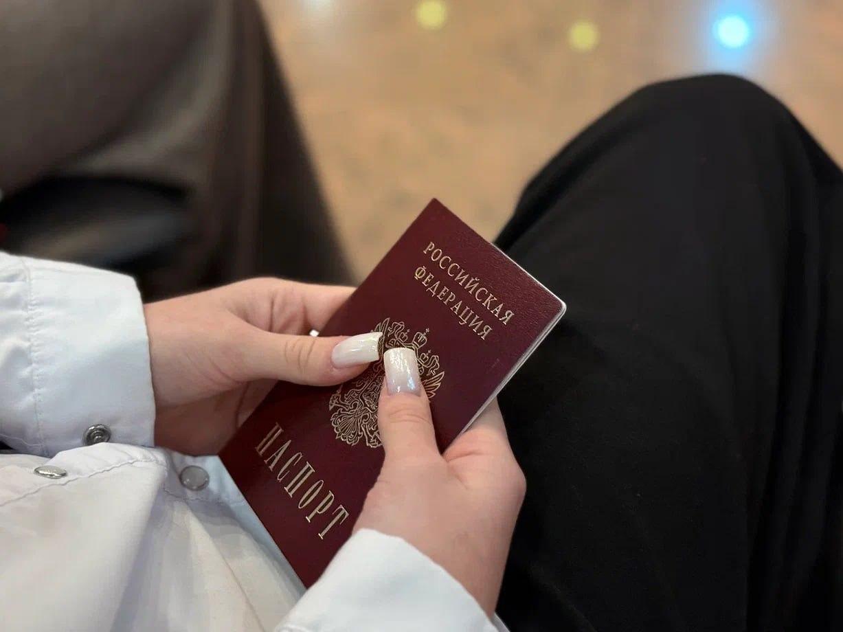 Юным жителям Коломны торжественно вручили первые паспорта в Музее Боевой славы