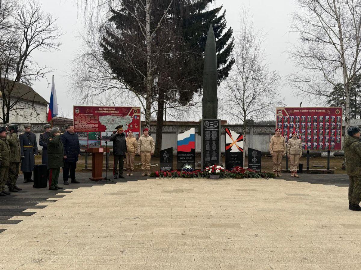 Глава Коломны Александр Гречищев возложил цветы к мемориалу павшим артиллеристам