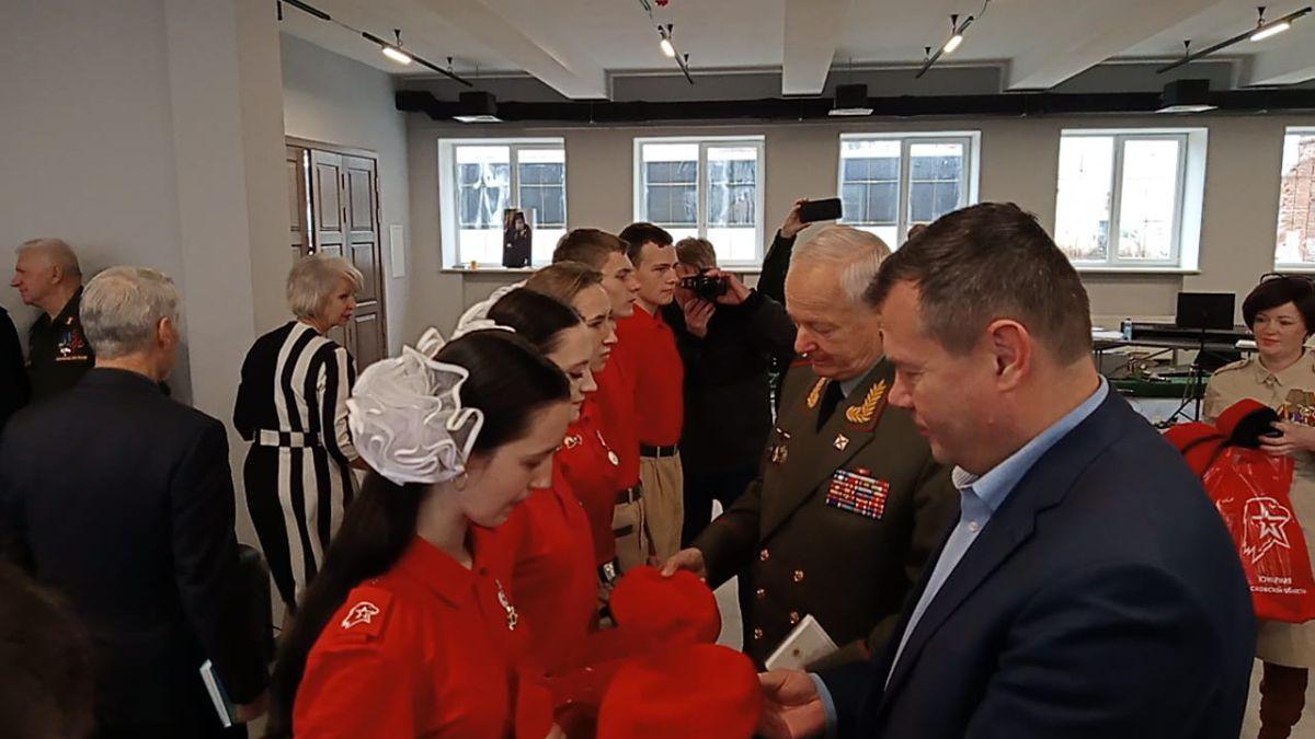 Глава Коломны и президент Фонда «Офицерское братство» вручили форму юнармейцам