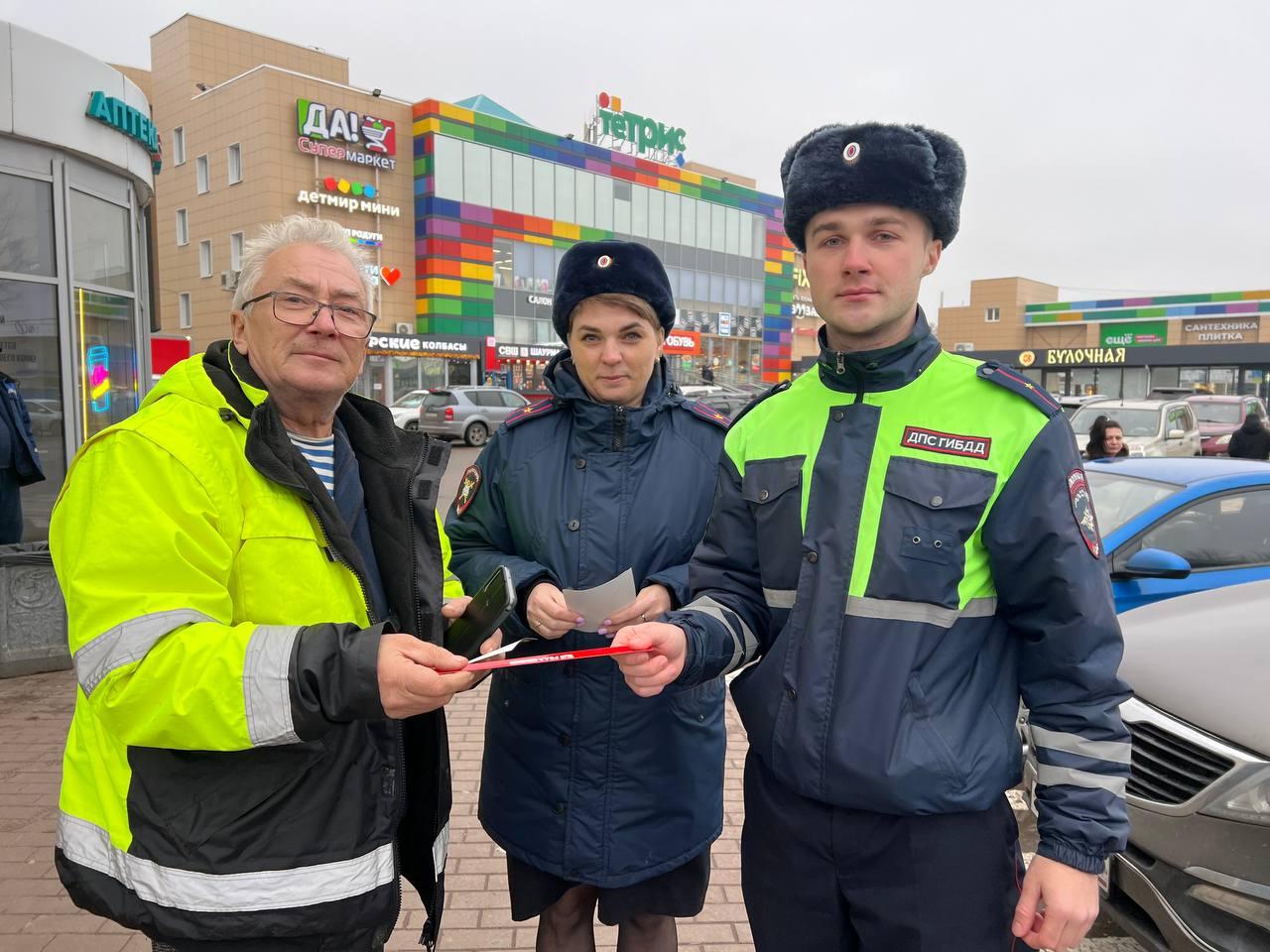 Госавтоинспекторы Коломны напомнили о безопасности посетителям торгового центра