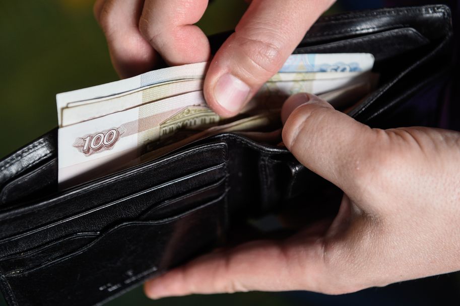 Оплата труда один раз в месяц — законно ли это?