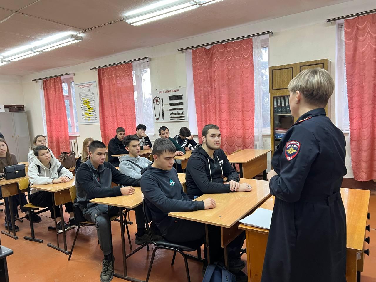 Госавтоинспекторы Коломны провели правовой ликбез для студентов озёрского техникума