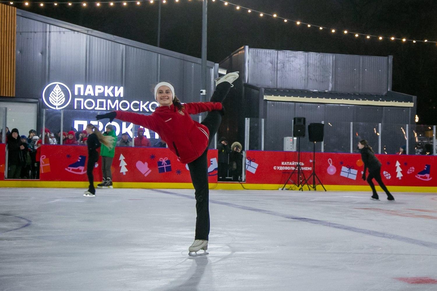 В парке Мира заработала бесплатная площадка для массовых катаний на коньках