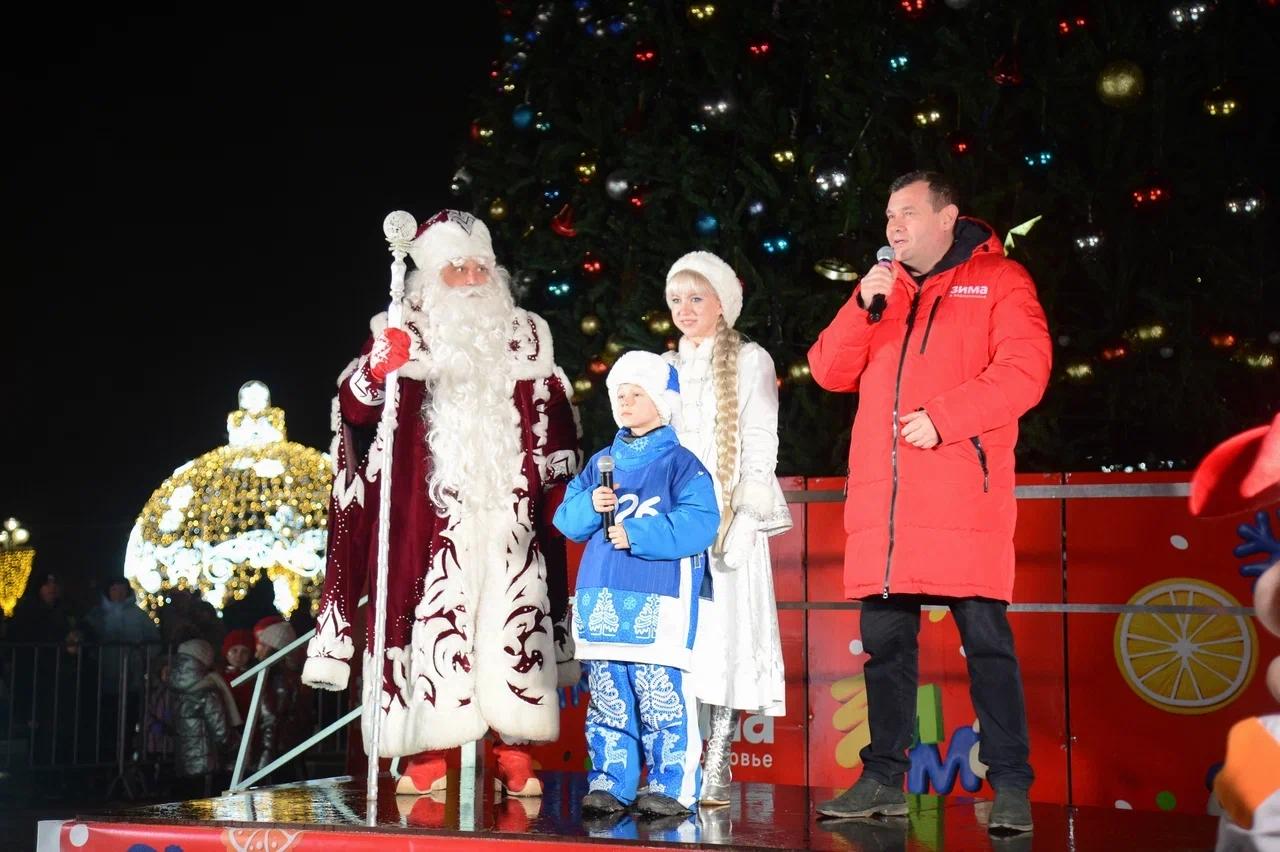 Новогодние огни на главных городских елках зажгли в Коломне и Озёрах