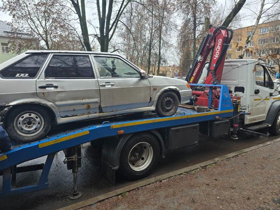 В Городском округе Коломна продолжается работа по очистке дворов и общественных территории от старых и брошенных автомобилей