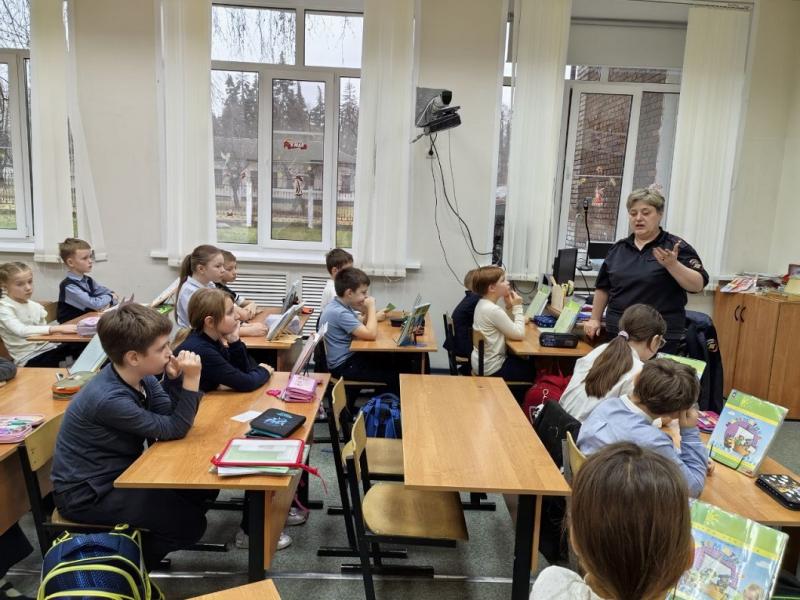 Полицейский в Коломне провела акцию «Мы против терроризма!» в местной гимназии