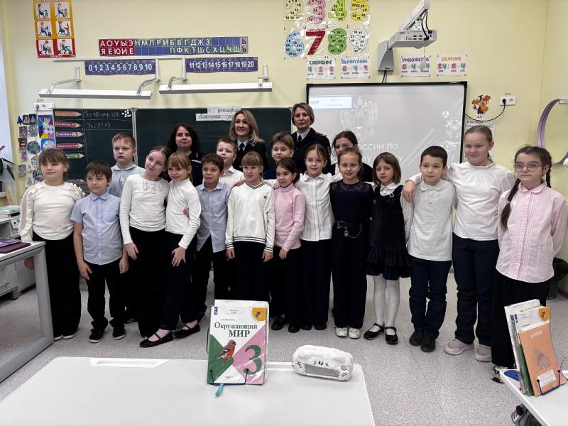 Полицейские в Коломне провели Урок мужества в школе