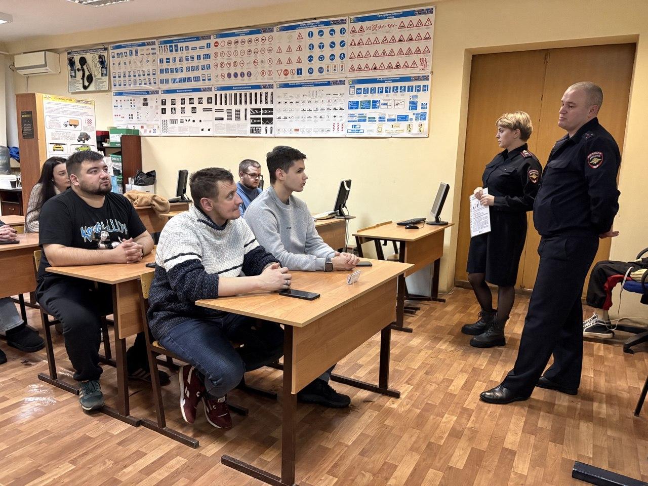 Коломенским кандидатам в водители напомнили основные причины ДТП