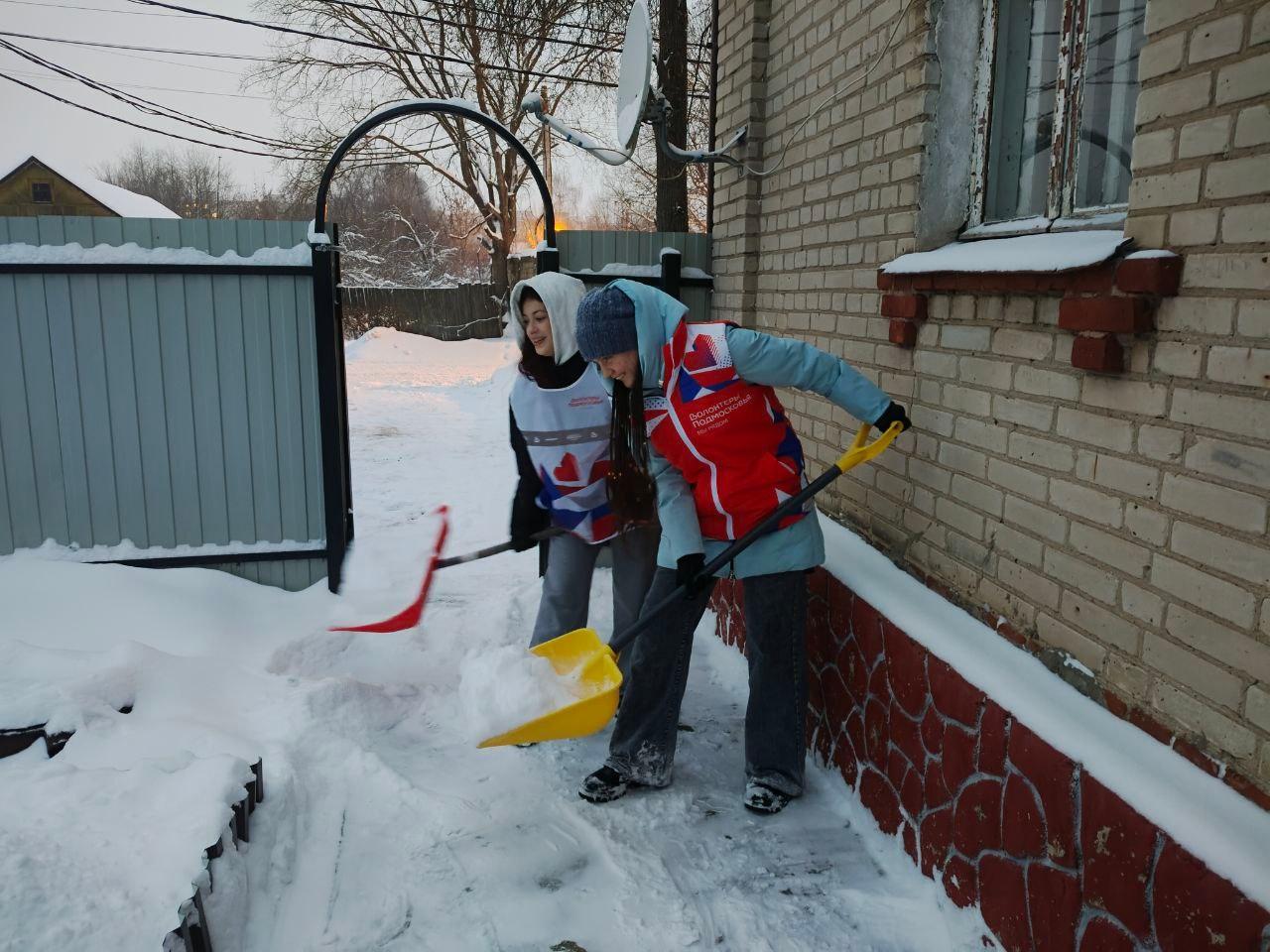 Волонтеры в Коломне помогают семьям бойцов СВО с уборкой снега