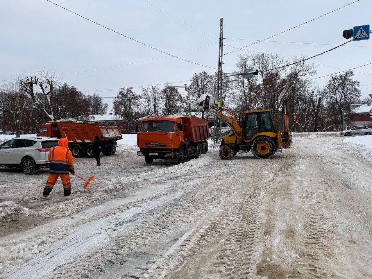 В Коломне дорожная техника работает повсеместно, охватывая все ключевые магистрали и улицы