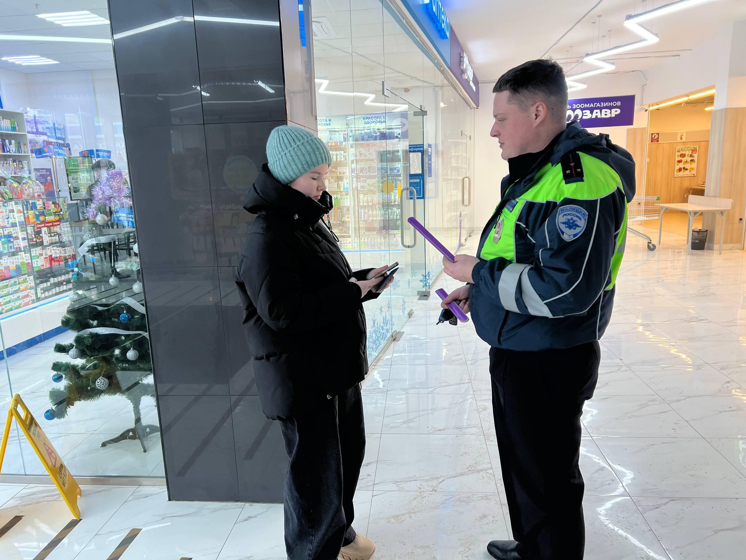 Сотрудники Госавтоинспекции провели акцию &laquo;Засветись&raquo; в торговом центре в поселке Радужный