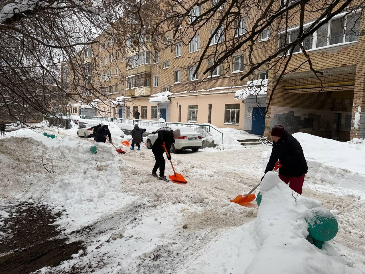 Во дворе дома на улице Макеева расчистили и вывезли снег