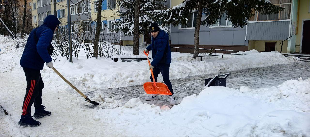 Сотрудники УК расчистили от снега двор в микрорайоне им. Маршала Катукова