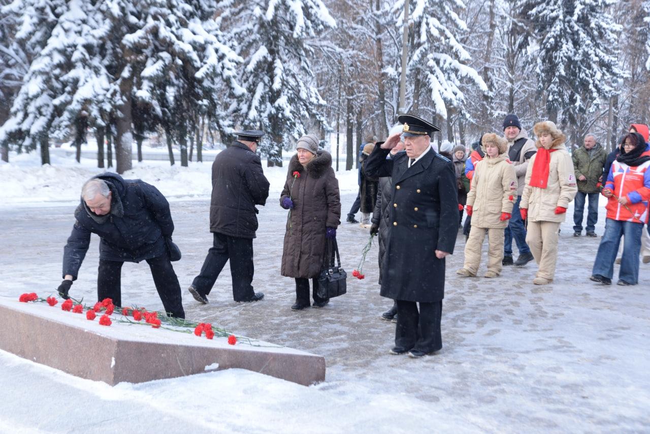 В Мемориальном парке Коломны состоялась торжественная церемония возложения цветов к Вечному огню