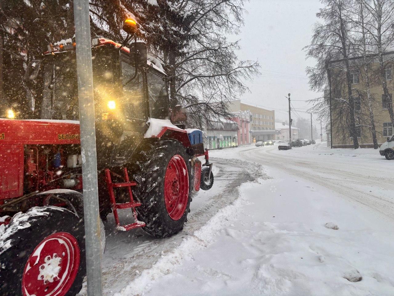 Тракторы МТЗ, комбинированные дорожные машины, погрузчики и грейдер вышли на расчистку дорог