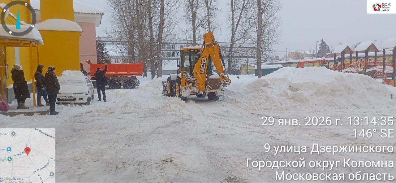 Двор жилого дома на улице Дзержинского в Коломне расчистили от снега